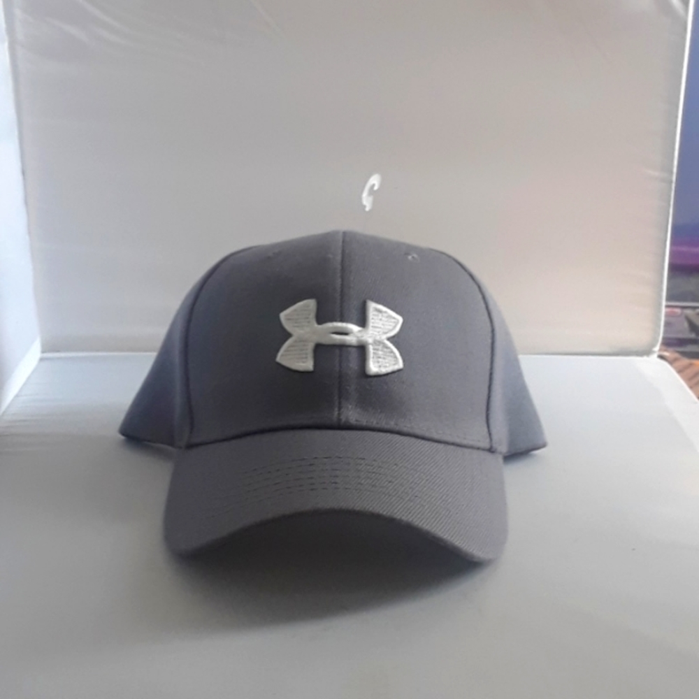 UNDER ARMOUR HAT.